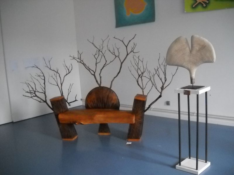 Autistic exhibition (6)
The day to sensibilize to the autistic people was done in March. During the 3 days before (and 2 were from the weekend), there was an exhibition at the Internationale City of the Tapestry. None of the art was linked to the tapestry, but it doesn't matter.
I'll show you a part of the little exhibition we had. I took photos before the opening of the doors. All artists have the autistic "trouble".

Here a bench I would love to see in our public gardens!
