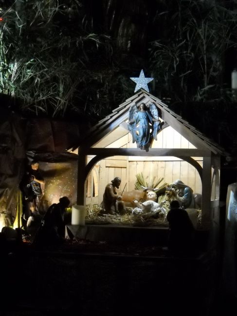 Nativity 4
This week, I found the tiniest church in town was opened. It's not always the case. From the space inside, no more than 50 people can be inside - if they are staying up!
Here, the nativity scene with the baby finally inside.
